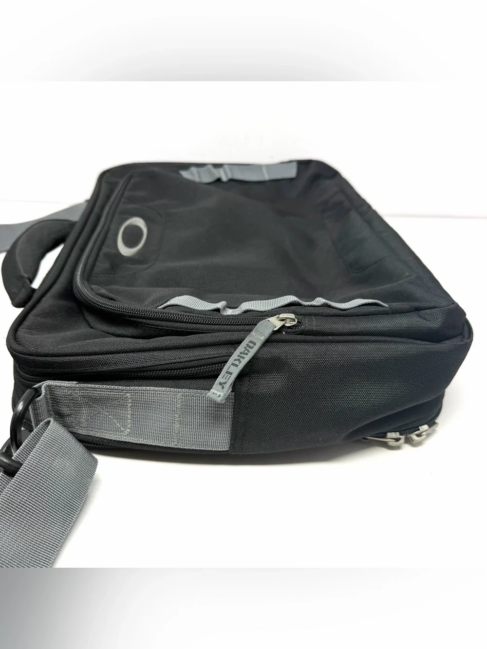 Oakley Messenger Bag Briefcase Shoulder Bag Padded Laptop Multipockets Black GUC